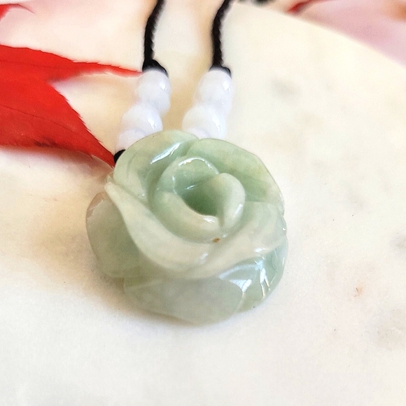Rose in 3-D Jadeite Jade Pendant Necklace NWT - Picture 3 of 4